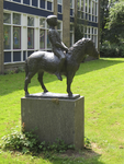 906433 Afbeelding van het bronzen beeldhouwwerk 'Pony met kind' van Ek van Zanten (1933) uit 1965, geplaatst bij de PC ...